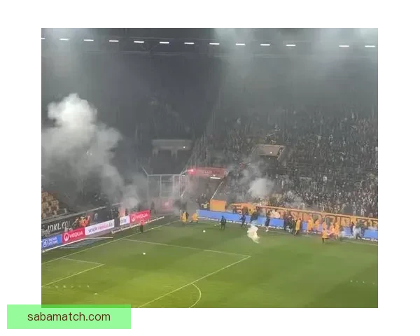 德累斯顿与赫塔球迷互掷烟火引发冲突 比赛中断20分钟局势紧张